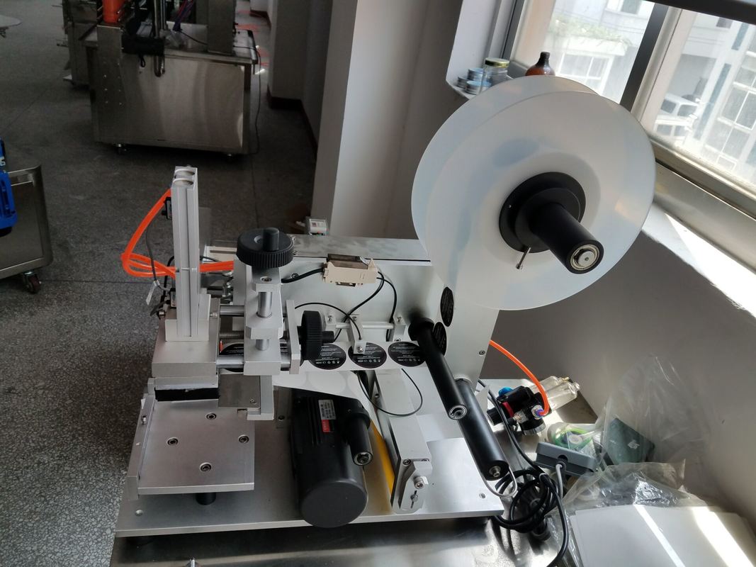 Mesin Label Permukaan Datar Profesional yang Disesuaikan Kotak/tas/tutup Label Sticker Square Bottle Label Dispenser