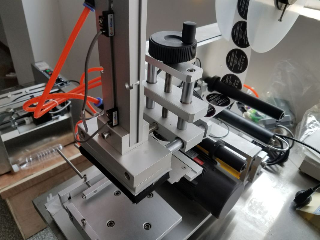 Keakuratan Tinggi Mesin Label Permukaan Datar yang Stabil Botol persegi, kotak Multi-sided Compact Label Sticker untuk Bisnis Kecil